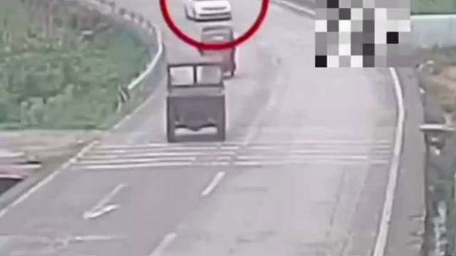 轿车弯道强行超车，转弯被斗车撞到沟里！