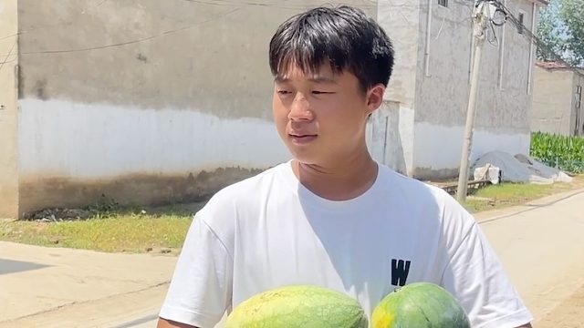 小伙摘一车西瓜送对象,叔叔看见竟然现场发脾气,场面既尴尬又紧张