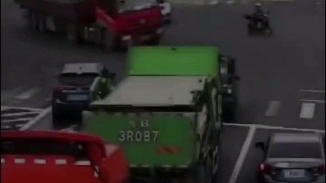 电瓶车司机果断逃开