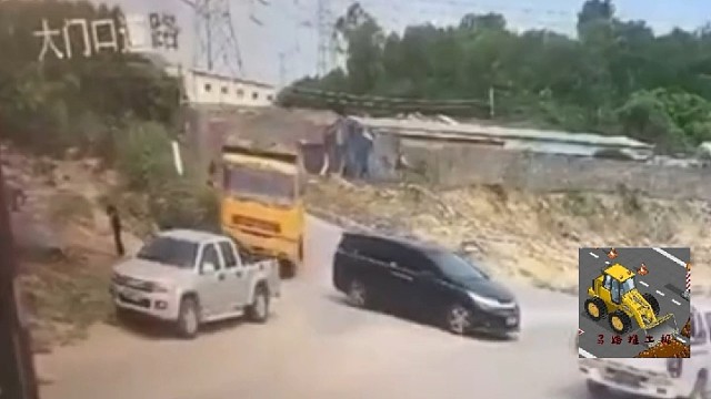 渣土车侧翻，男子手脚并用死里逃生