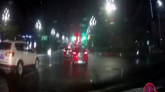 监控下的惊险车祸现场