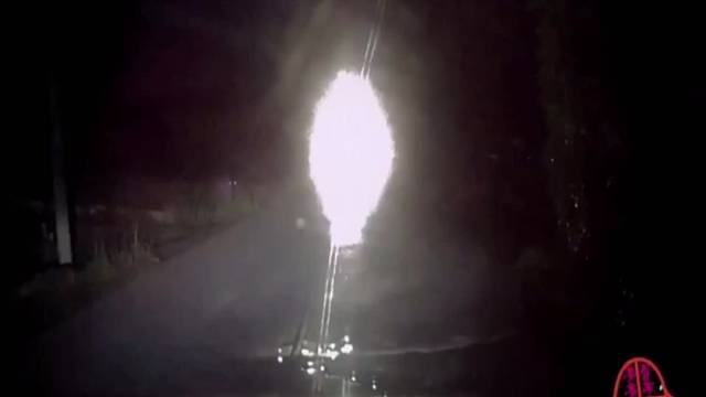 监控下的惊险车祸现场