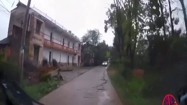 监控下的惊险车祸现场