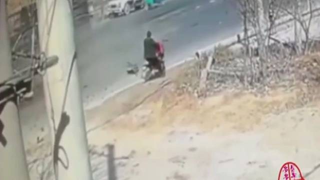 监控下的惊险车祸现场