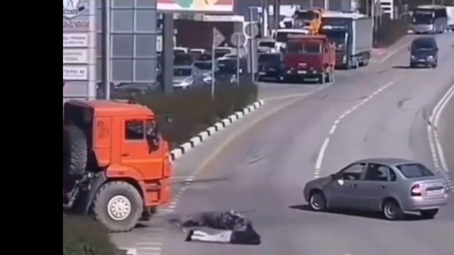 小车司机：我真没撞到他俩