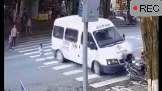 过马路千万不要硬闯