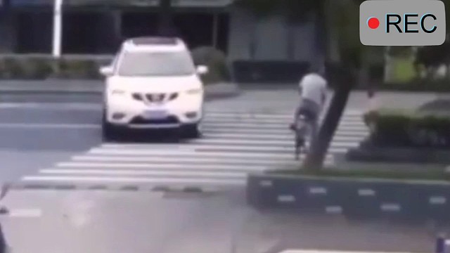 车是贴着我后背翻过去的