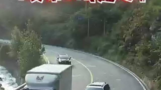 弯道还要超车，你是真敢啊