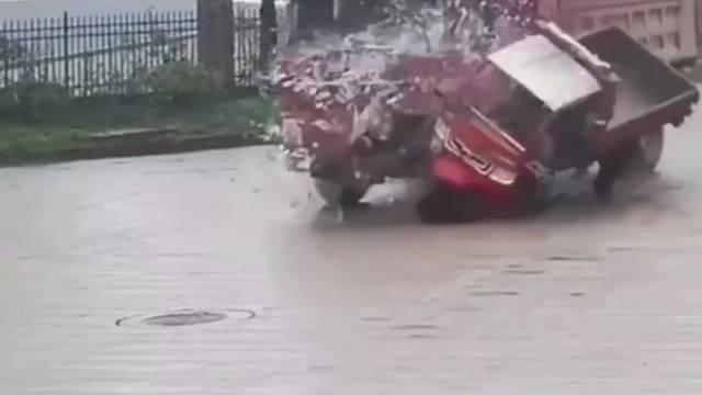 惊险！过路口不减速！男子险遭碾压，死里逃生