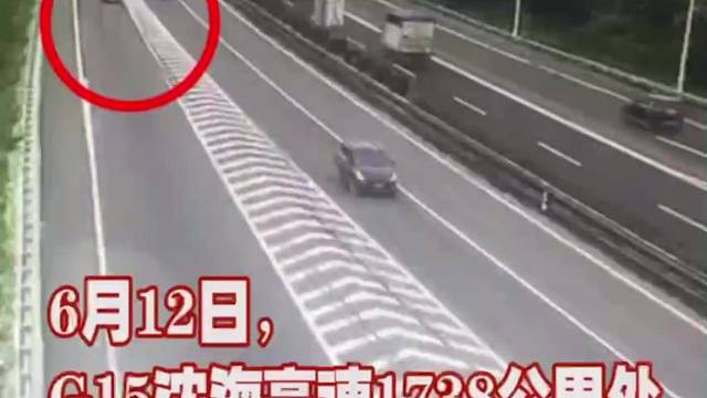惊险！轿车突然变道，后面货车避让不及发生事故