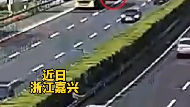 快速路轿车随意变道，引发事故！