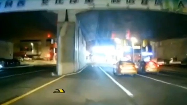 出租车和水泥罐车车祸现场无人员伤