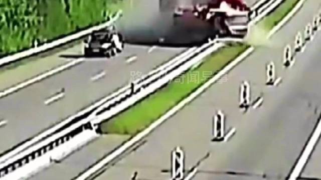 监控下的惊险车祸现场