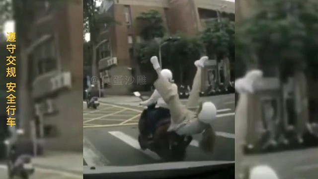 都让开，看我来一个乌鸦坐飞机