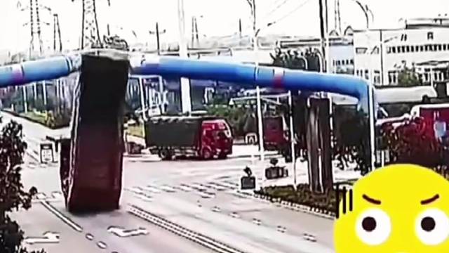 监控下的惊险车祸现场