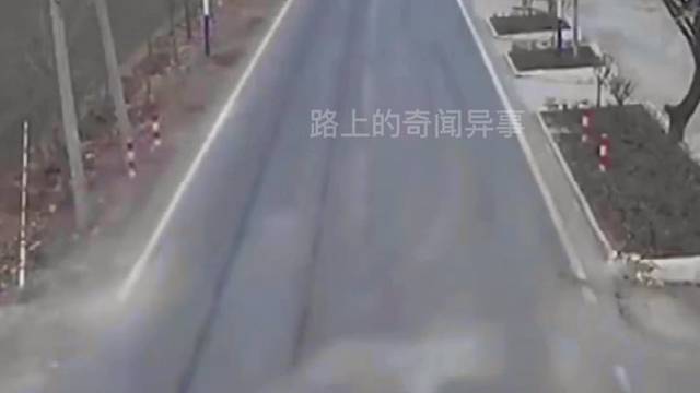 监控下的惊险车祸现场