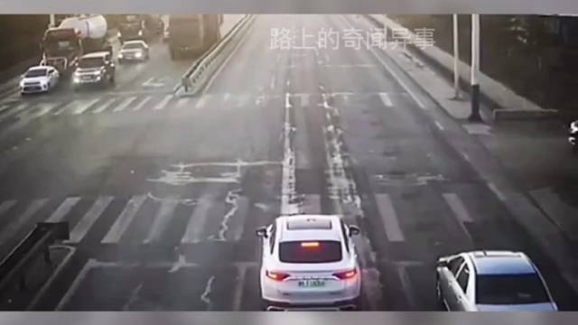 监控下的惊险车祸现场