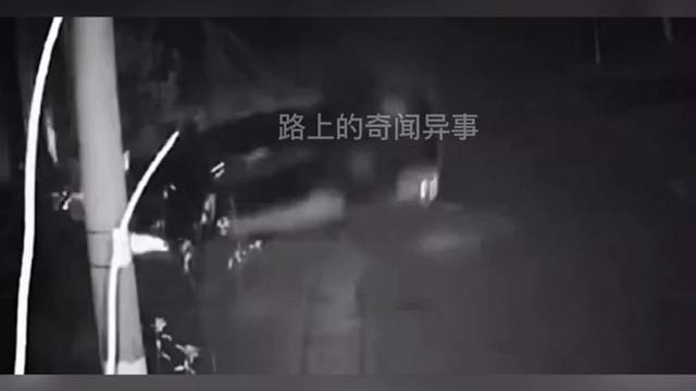 监控下的惊险车祸现场