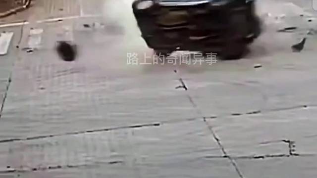 监控下的惊险车祸现场