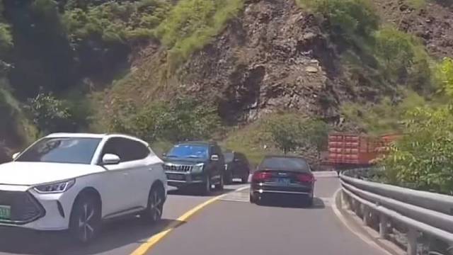 这位兄弟这样开车只能中午开，因为早晚会出事