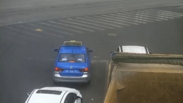 不怕死的男子横穿马路