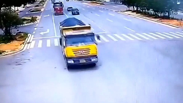 男子横穿马路上演车流求生