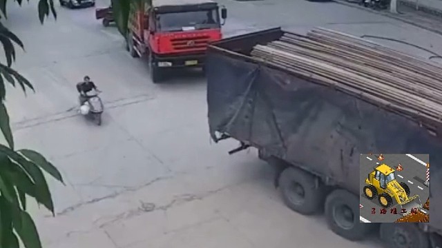 电动车被大货车撞行十几米