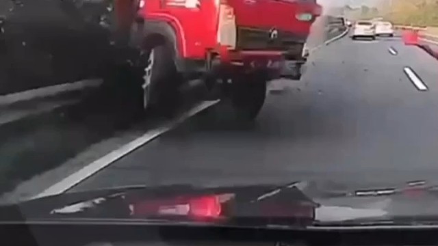 惊险一幕，高速行车奇遇对撞事故