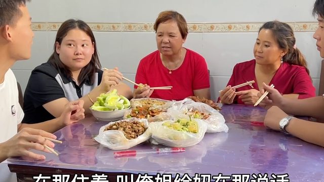 老妈接怀二胎妞妞来家住，还深情的给亲戚提起往事，场面温馨又和谐