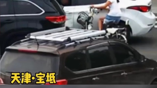 骑车在车流中随意穿行，不撞很难