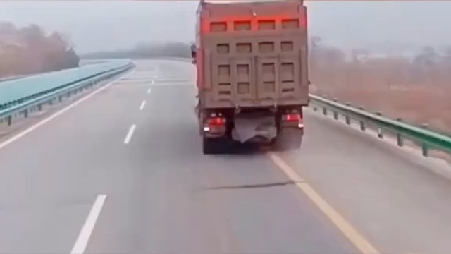 前车疲劳驾驶，一声鸣笛救他一命