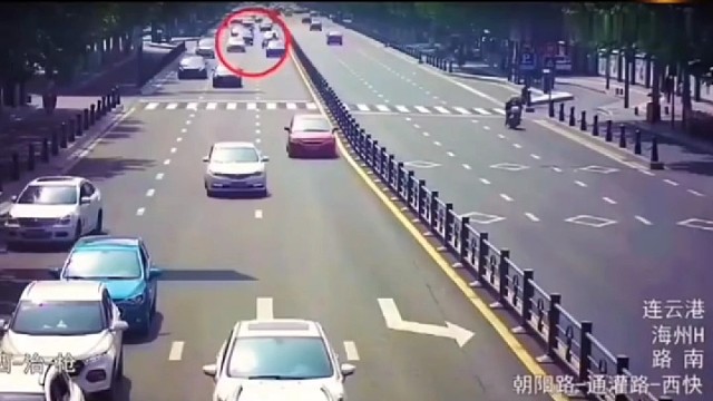 在机动车道上蛇形走位，不撞才怪