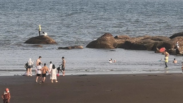 太阳晒到海水乾晒咯。