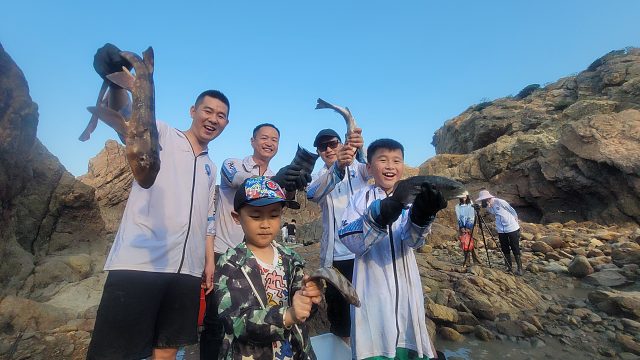 又是一次难忘的赶海经历，过程惊险又刺激，结局海鲜大餐太馋人了