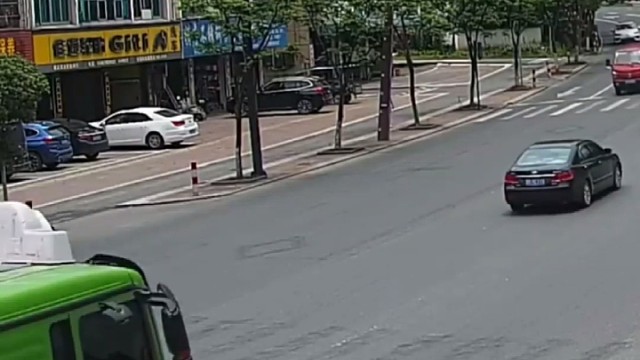 电动车上路，切勿驶入机动车道