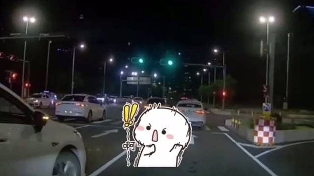 实线变道，这司机是咋想的