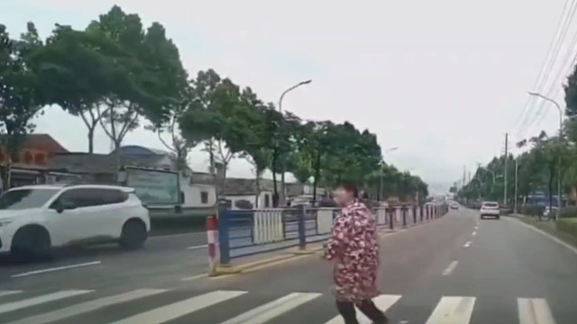 我让她了，还是被撞了