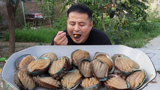 肥美多汁的蒜蓉烤鲍鱼，肉质鲜嫩，每一口都是大海的味道