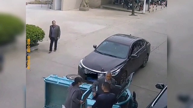 车躺下了，大爷还在站着