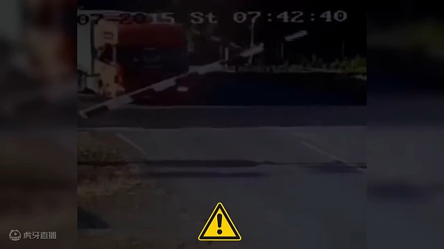 震惊卡车误进铁道路口，最后只有驾驶室