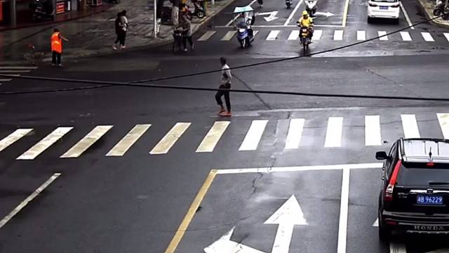 买一送一，撞倒一辆，吓倒一辆