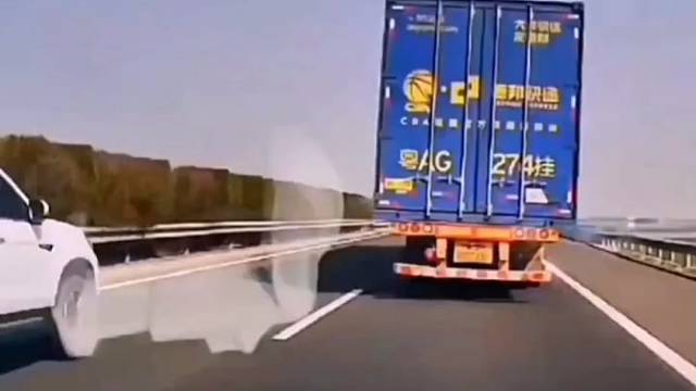 好心司机打转向灯，提醒减速慢行