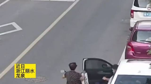 女子骑车遇开门杀，太危险了