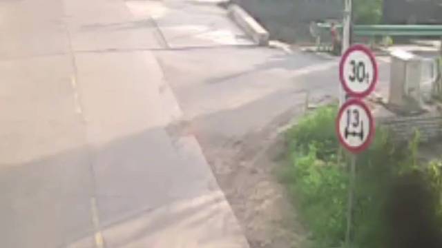 两小孩自信前行，交通安全很重要