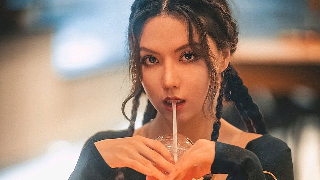 透过玻璃窗给漂亮小姐姐拍摄夜景肖像你学会了吗？