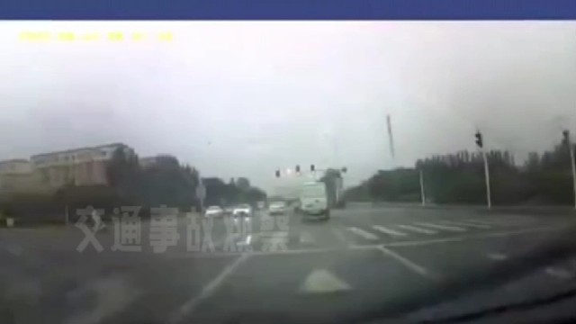 电动车雨天任性闯红灯被撞！