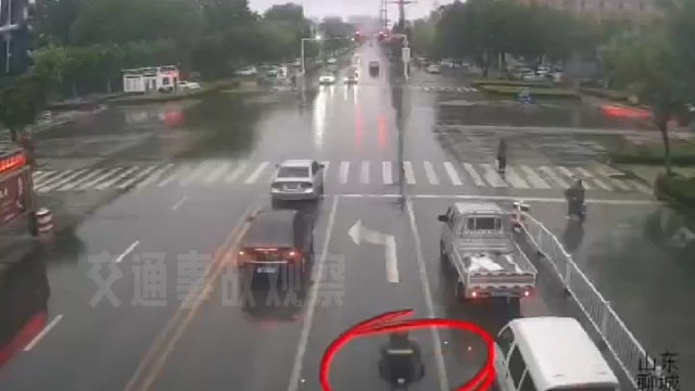 电动车任性闯红灯，被撞，受伤并全责