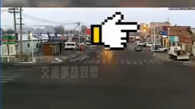 电动车闯红灯，任性驾驶被撞骨折