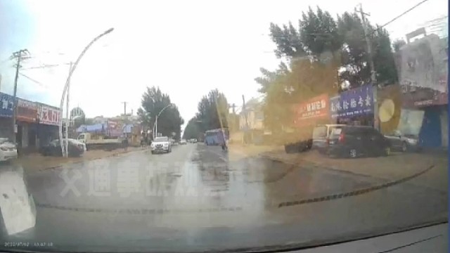 鬼探头过马路，被撞万幸无事