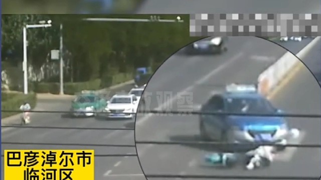 非机动车斜插左转，最终撞上出租车